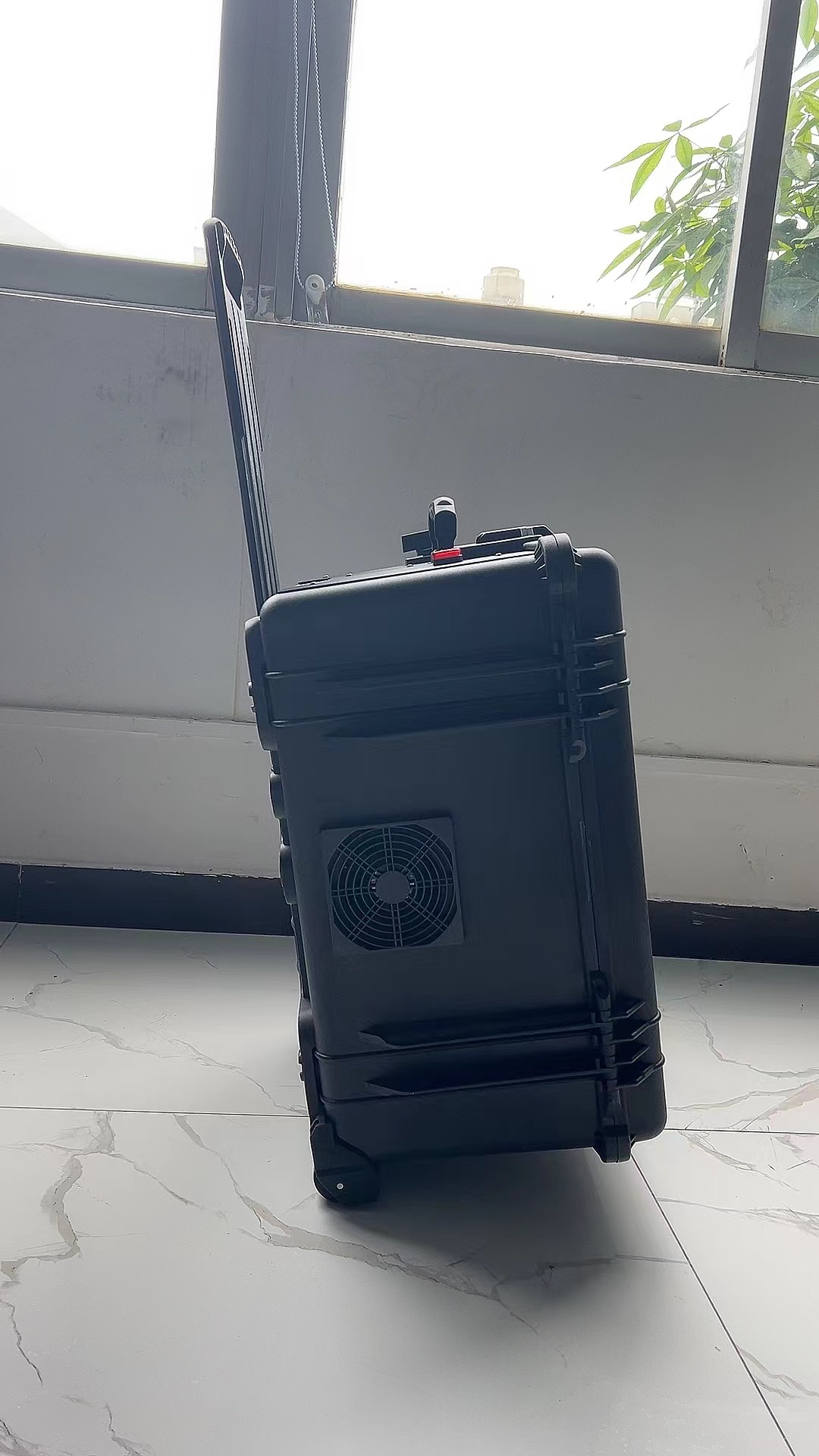 带岭手拉箱型移动通信干扰器